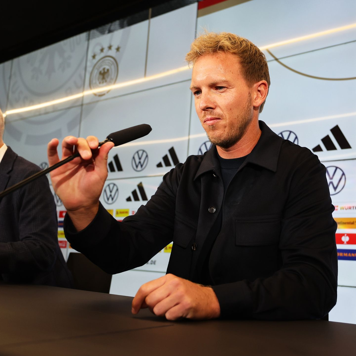 Julian Nagelsmann (M) ist der neue Bundestrainer der deutschen Fußball-Nationalmannschaft. - Foto: Jörg Halisch/dpa