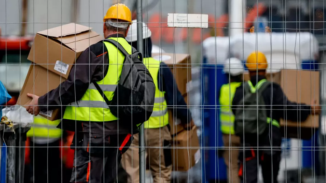 Arbeiter bringen Material auf eine Baustelle (Symbolbild). «Der Wirtschaftsabschwung hat sich in Deutschland festgesetzt. Das macht sich auch auf dem Arbeitsmarkt bemerkbar», stellt das IAB fest. - Bild: Axel Heimken/dpa