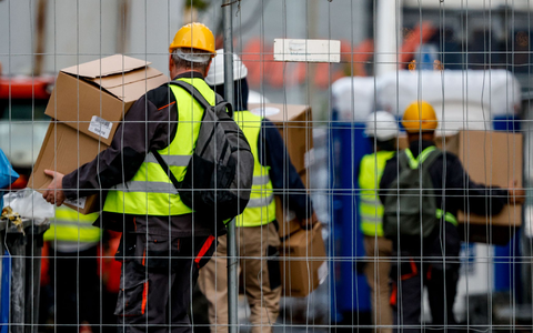 Arbeiter bringen Material auf eine Baustelle (Symbolbild). «Der Wirtschaftsabschwung hat sich in Deutschland festgesetzt. Das macht sich auch auf dem Arbeitsmarkt bemerkbar», stellt das IAB fest. - Foto: Axel Heimken/dpa