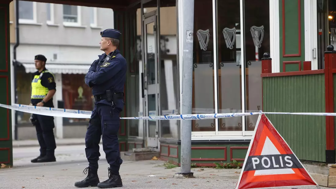 Polizisten in Sandviken nordwestlich von Stockholm. Zehntausende Menschen in Schweden sind nach Schätzungen in Bandenkriminalität verwickelt. - Bild: Henrik Hansson/TT News Agency/AP/dpa
