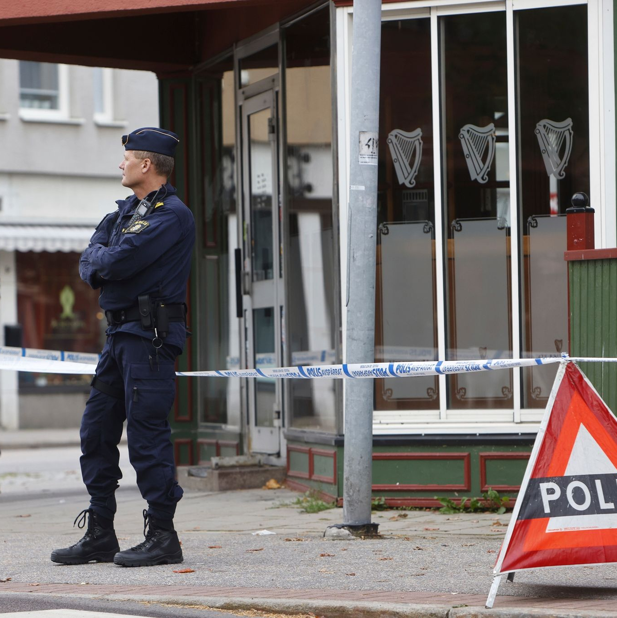 Polizisten in Sandviken nordwestlich von Stockholm. Zehntausende Menschen in Schweden sind nach Schätzungen in Bandenkriminalität verwickelt. - Foto: Henrik Hansson/TT News Agency/AP/dpa
