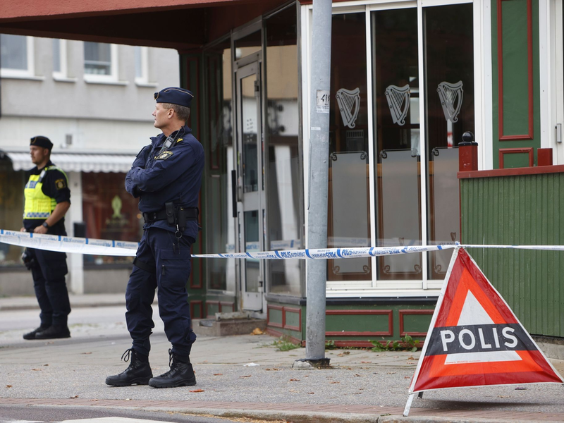 Polizisten in Sandviken nordwestlich von Stockholm. Zehntausende Menschen in Schweden sind nach Schätzungen in Bandenkriminalität verwickelt. - Foto: Henrik Hansson/TT News Agency/AP/dpa