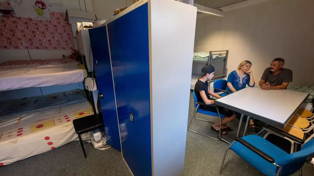 Eine Familie in ihrem Zimmer in einer Asylunterkunft in Olching bei München. Die Kapazitäten der Einrichtungen in Bayern sind überstrapaziert. - Bild: Peter Kneffel/dpa
