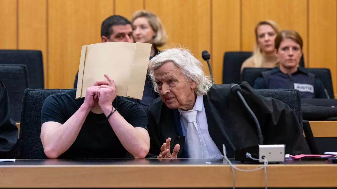 Der Angeklagte (l) sitzt zum Prozessauftakt im Landgericht Münster neben einem seiner Verteidiger. - Bild: Guido Kirchner/dpa