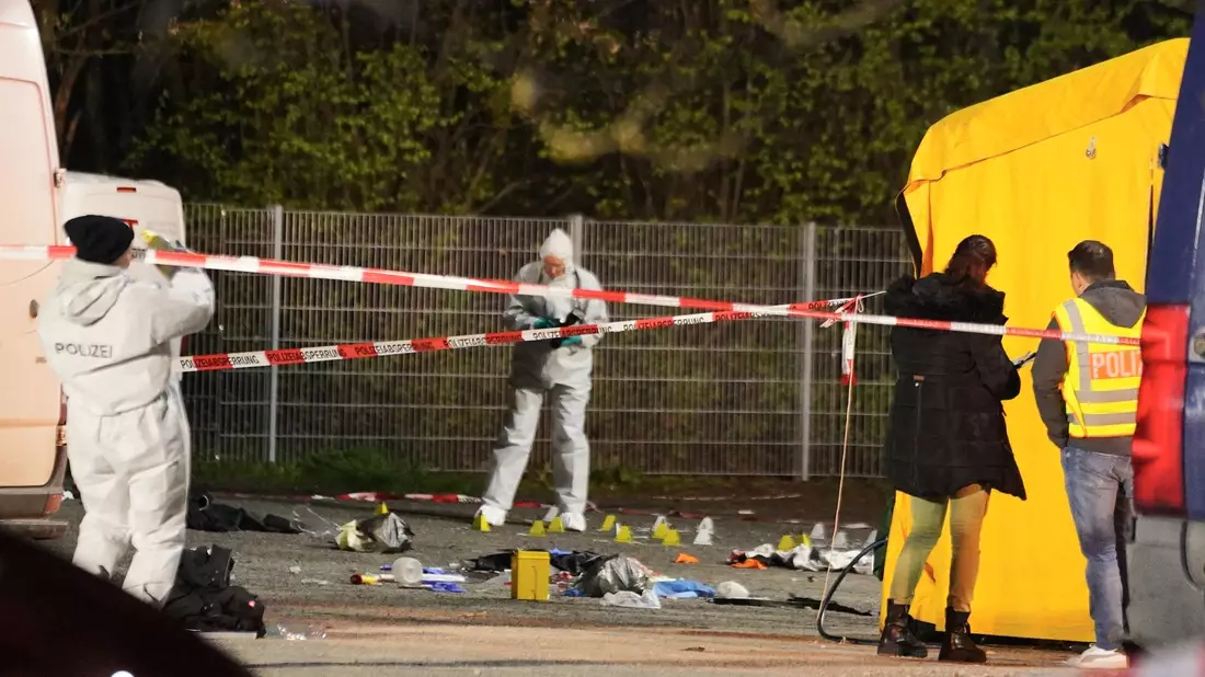 Spurensicherung nach der Tat in Asperg am 8. April dieses Jahres. - Bild: Andreas Rosar/dpa