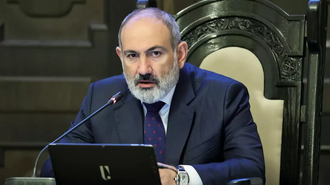 Der armenische Premierminister Nikol Paschinjan leitet eine Kabinettssitzung. - Bild: Tigran Mehrabyan/PAN Photo/AP