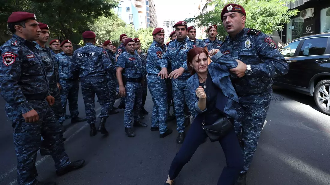 Protest in Eriwan gegen Ministerpräsident Nikol Paschinjan. - Bild: Stepan Poghosyan/Photolure/AP/dpa