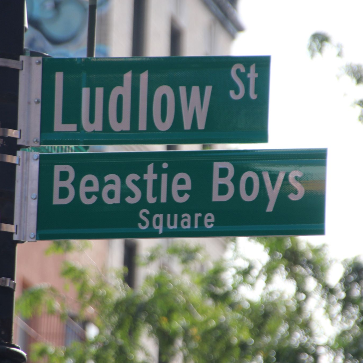Nach langen Verhandlungen mit der Stadtverwaltung ist eine Straßenkreuzung in New York jetzt nach den Beastie Boys benannt. - Foto: Christina Horsten/dpa