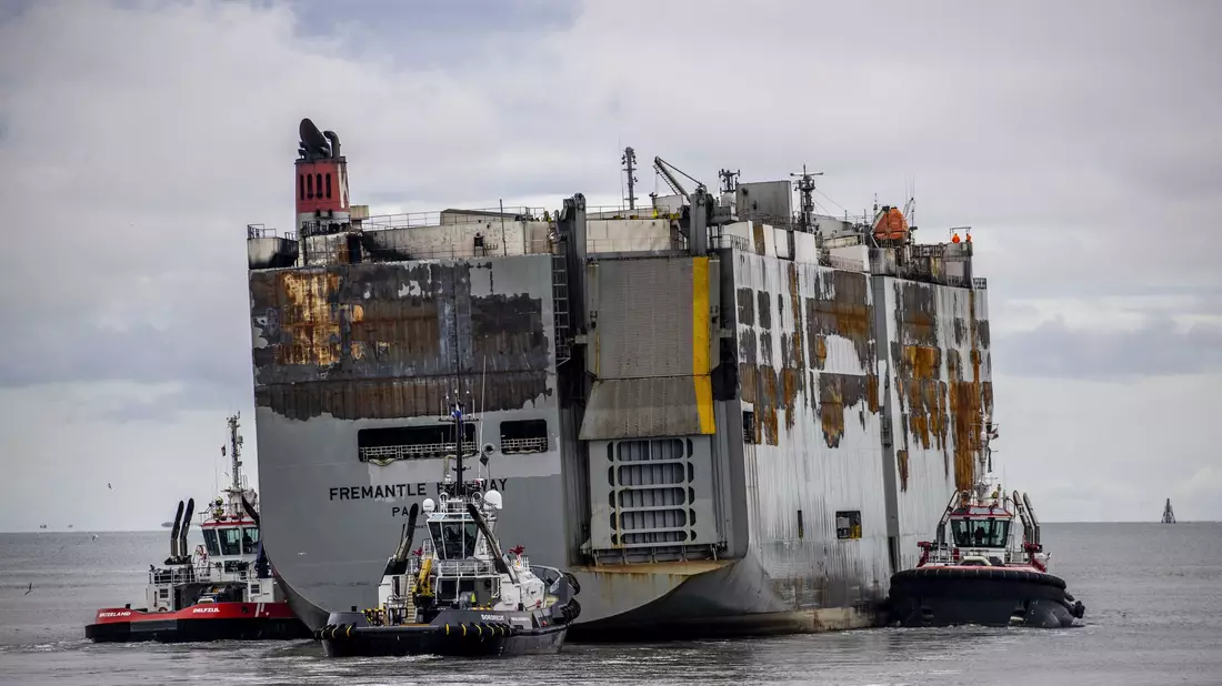 Der Autofrachter «Fremantle Highway» wird mithilfe von Schleppern von Eemshaven nach Rotterdam befördert. - Bild: Vincent Jannink/ANP/dpa