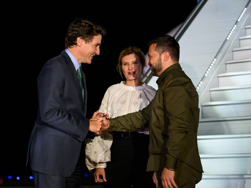 Kanadas Premierminister Justin Trudeau begrüßt seinen ukrainischen Amtskollegen Wolodymyr Selenskyj und dessen Frau Olena Selenska auf dem Flughafen von Ottawa. - Foto: Justin Tang/Canadian Press via ZUMA Press/dpa