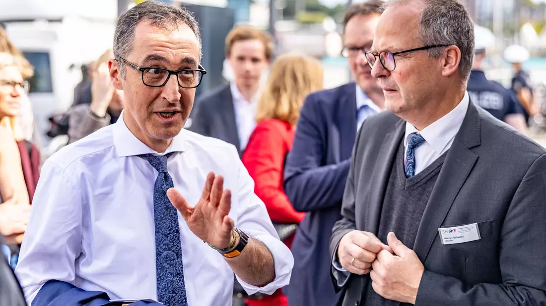 Bundeslandwirtschaftsminister Cem Özdemir (Bündnis90/Die Grünen, l) im Gespräch mit seinem schleswig-holsteinischen Kollegen Werner Schwarz (CDU). - Bild: Axel Heimken/dpa