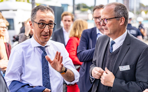 Bundeslandwirtschaftsminister Cem Özdemir (Bündnis90/Die Grünen, l) im Gespräch mit seinem schleswig-holsteinischen Kollegen Werner Schwarz (CDU). - Foto: Axel Heimken/dpa