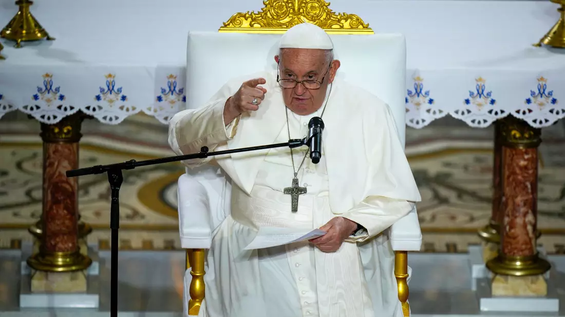 «Menschen, die zu ertrinken drohen, wenn sie auf den Wellen ausgesetzt werden, müssen gerettet werden», mahnt Papst Franziskus. - Bild: Daniel Cole/AP/dpa
