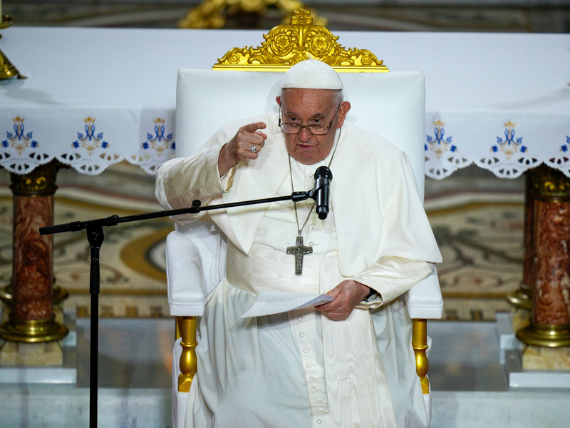 «Menschen, die zu ertrinken drohen, wenn sie auf den Wellen ausgesetzt werden, müssen gerettet werden», mahnt Papst Franziskus. - Foto: Daniel Cole/AP/dpa