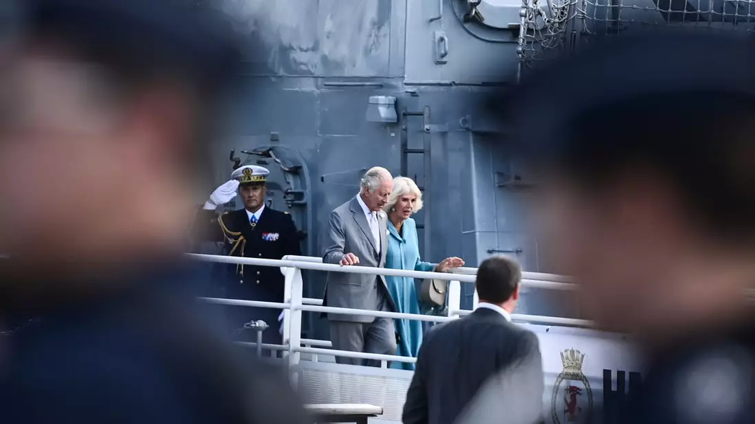 König Charles III. und Königin Camilla von Großbritannien gehen von Bord der HMS Iron Duke. - Bild: Christophe Archambault/POOL AFP/AP/dpa