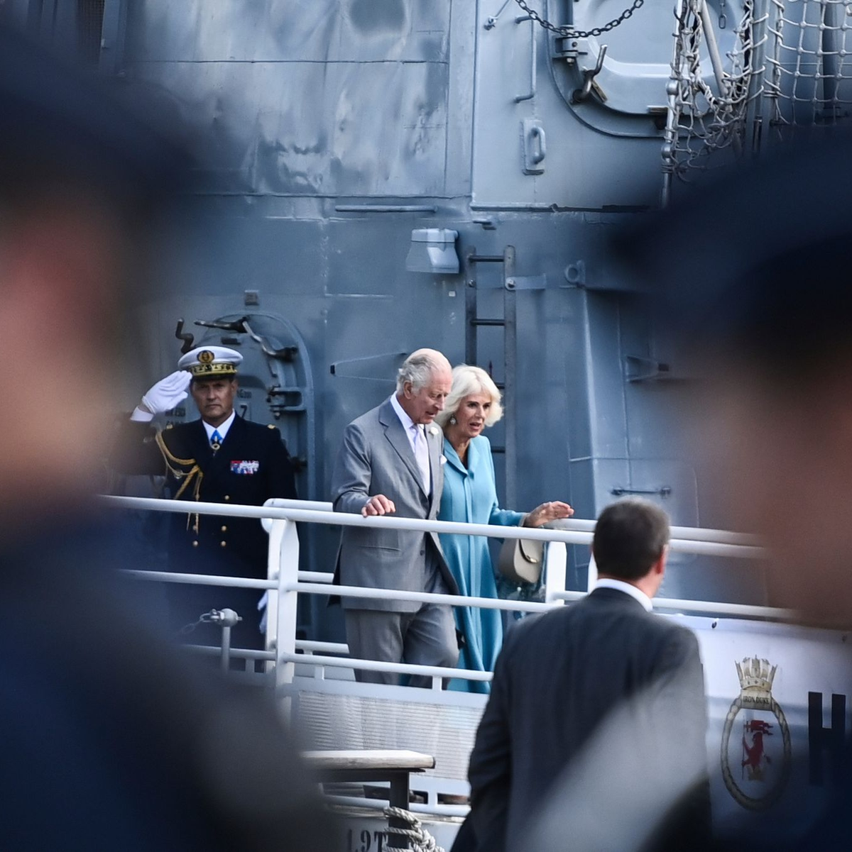König Charles III. und Königin Camilla von Großbritannien gehen von Bord der HMS Iron Duke. - Foto: Christophe Archambault/POOL AFP/AP/dpa