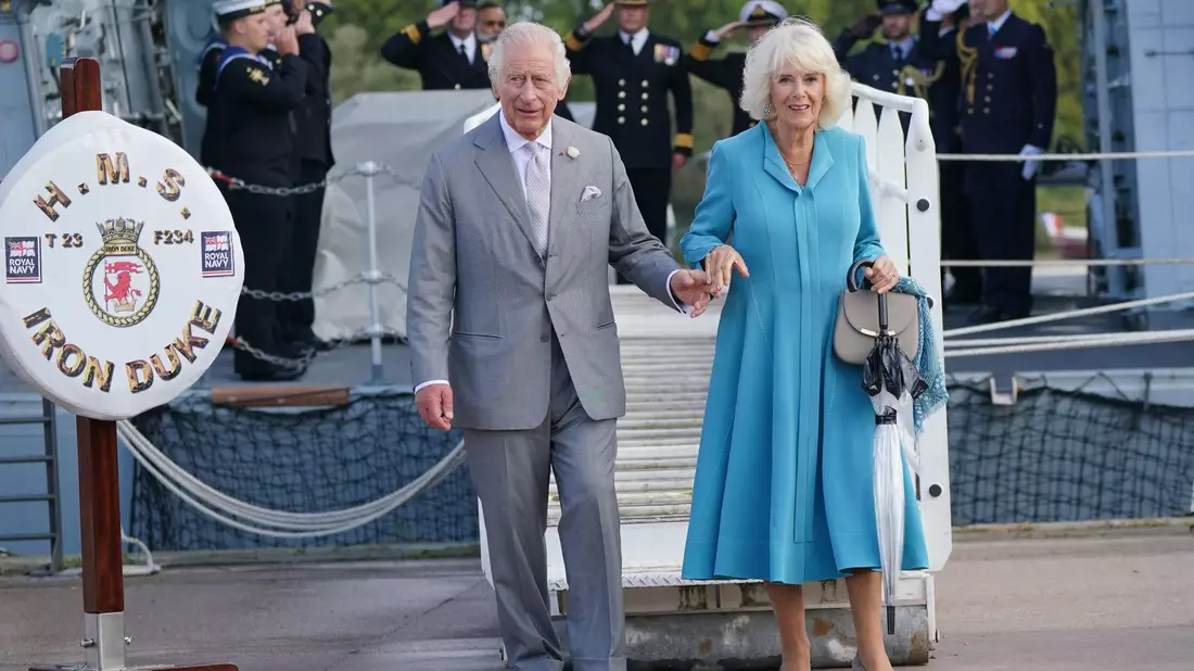 König Charles III. und Königin Camilla stehen auf dem Flugdeck der HMS Iron Duke in Bordeaux. - Bild: Yui Mok/PA Wire/dpa