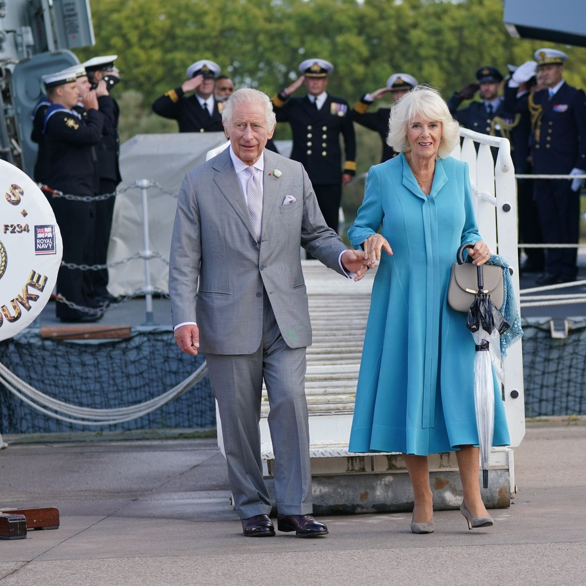 König Charles III. und Königin Camilla stehen auf dem Flugdeck der HMS Iron Duke in Bordeaux. - Foto: Yui Mok/PA Wire/dpa