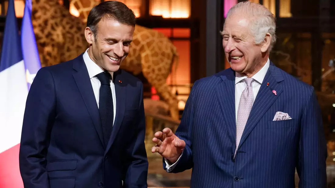 Emmanuel Macron (l), Präsident von Frankreich, und König Charles III. von Großbritannien scheinen sich zu amüsieren. - Bild: Ludovic Marin/POOL AFP/AP/dpa