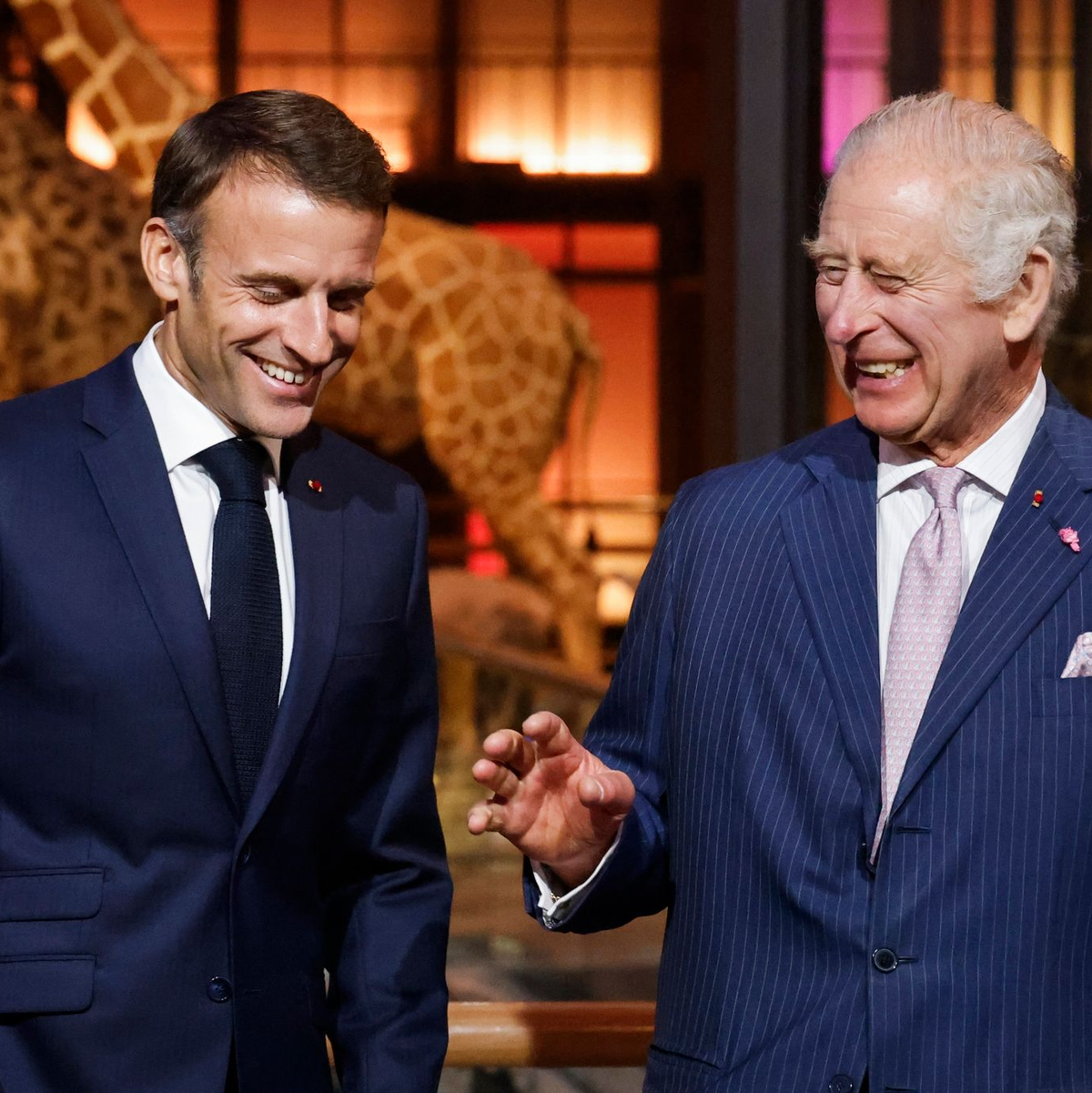 Emmanuel Macron (l), Präsident von Frankreich, und König Charles III. von Großbritannien scheinen sich zu amüsieren. - Foto: Ludovic Marin/POOL AFP/AP/dpa