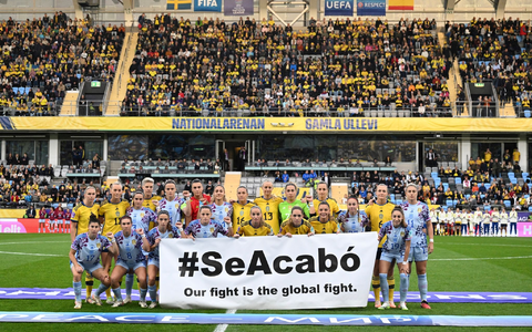 Die schwedische und die spanische Mannschaft setzten vor dem Spiel ein Zeichen gegen sexuelle Übergriffe. - Foto: Adam Ihse/TT News Agency/AP