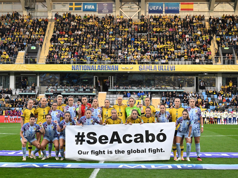 Die schwedische und die spanische Mannschaft setzten vor dem Spiel ein Zeichen gegen sexuelle Übergriffe. - Foto: Adam Ihse/TT News Agency/AP