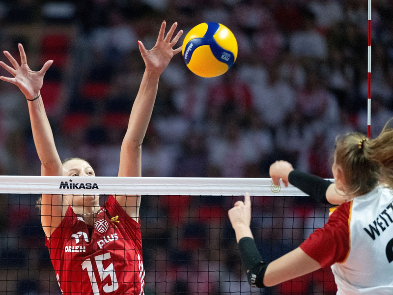 Die DVV-Frauen um Camilla Weitzel (r) verpassten gegen Polen einen wichtigen Sieg. - Foto: Grzegorz Michalowski/PAP/dpa