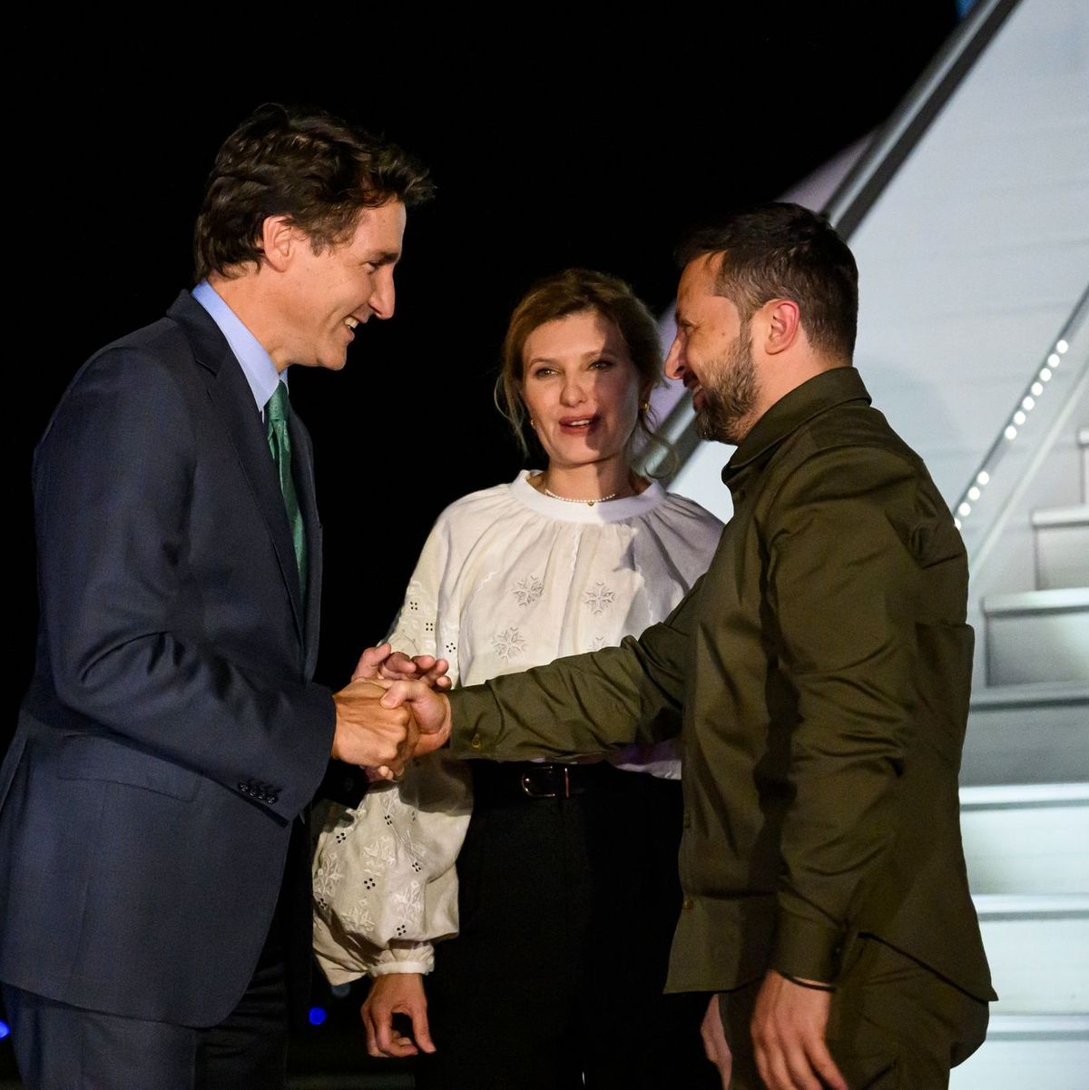 Kanadas Premierminister Justin Trudeau begrüßt seinen ukrainischen Amtskollegen Wolodymyr Selenskyj und dessen Frau Olena Selenska auf dem Flughafen von Ottawa. - Foto: Justin Tang/Canadian Press via ZUMA Press/dpa