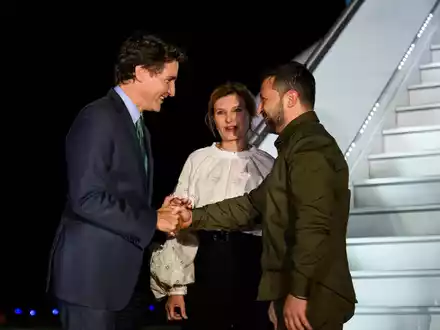 Kanadas Premierminister Justin Trudeau begrüßt seinen ukrainischen Amtskollegen Wolodymyr Selenskyj und dessen Frau Olena Selenska auf dem Flughafen von Ottawa. - Foto: Justin Tang/Canadian Press via ZUMA Press/dpa