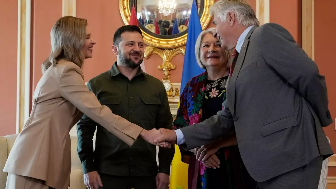 Selenskyj und seine Frau Olena Selenska treffen Kanadas Generalgouverneurin Mary Simon und deren Ehemann Whit Fraser. - Bild: Adrian Wyld/The Canadian Press/AP/dpa