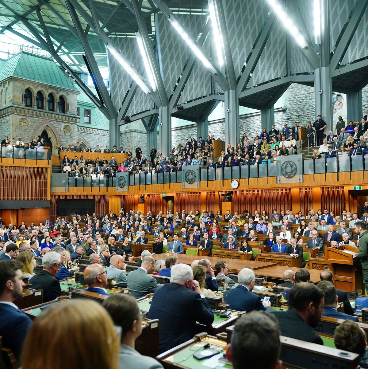 «Die russische Aggression muss mit unserem Sieg enden», sagt Selenskyj bei seiner Rede im kanadischen Unterhaus. - Foto: Sean Kilpatrick/The Canadian Press/AP/dpa