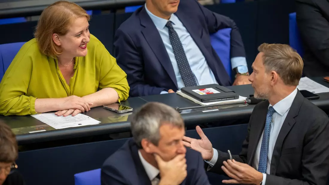 Finanzminister Christian Lindner (FDP) spricht im Bundestag mit Familienministerin Lisa Paus (Grüne). - Bild: Michael Kappeler/dpa