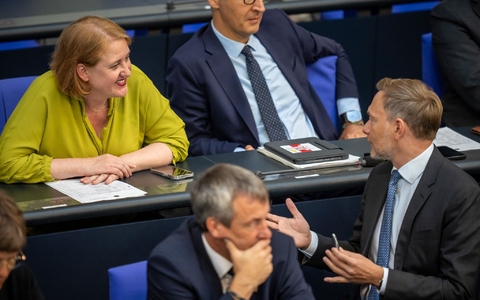 Finanzminister Christian Lindner (FDP) spricht im Bundestag mit Familienministerin Lisa Paus (Grüne). - Foto: Michael Kappeler/dpa