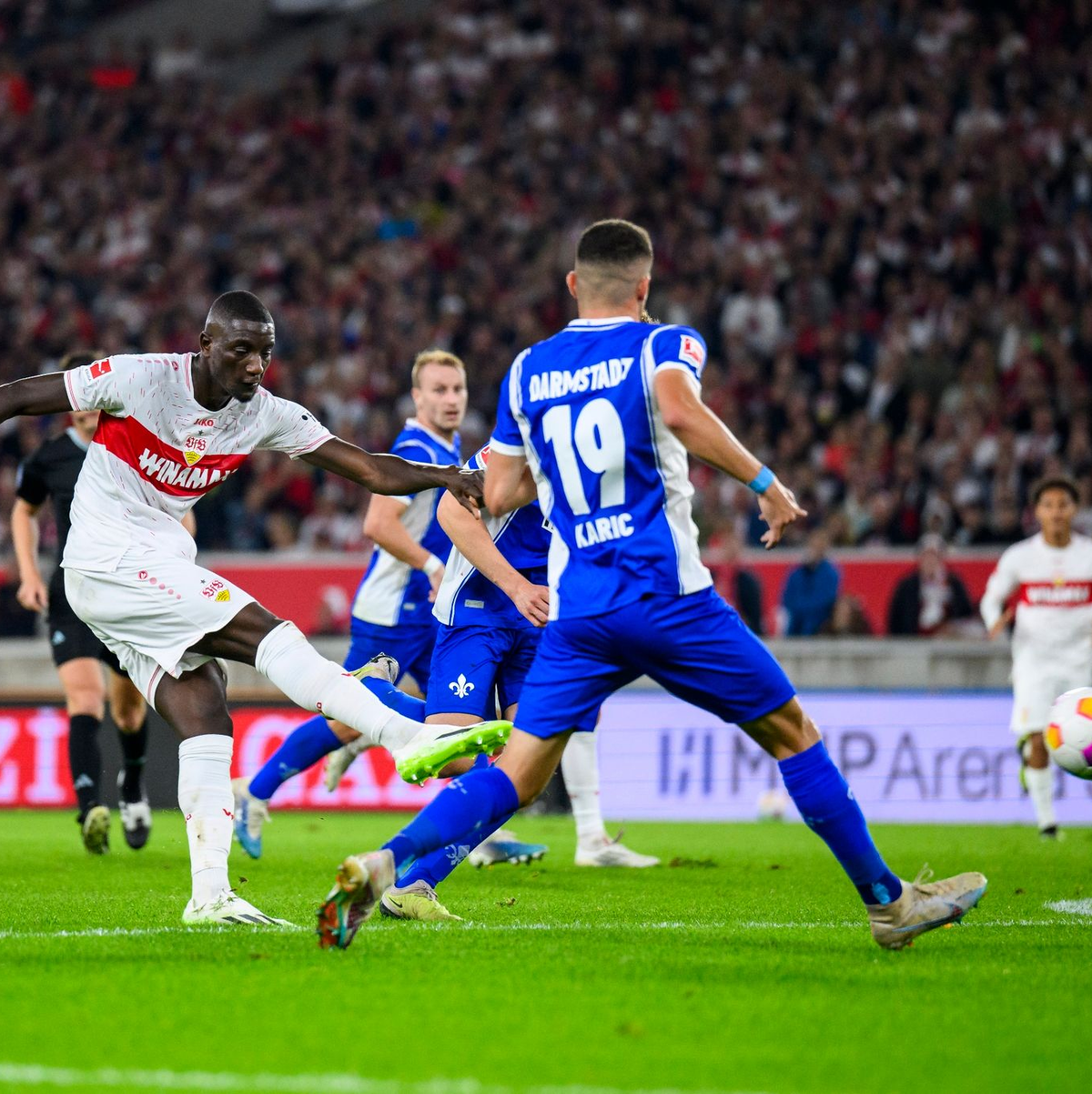 Stuttgarts Serhou Guirassy (l) erzielte beim Sieg gegen Darmstadt seine Saisontore neun und zehn. - Foto: Tom Weller/dpa
