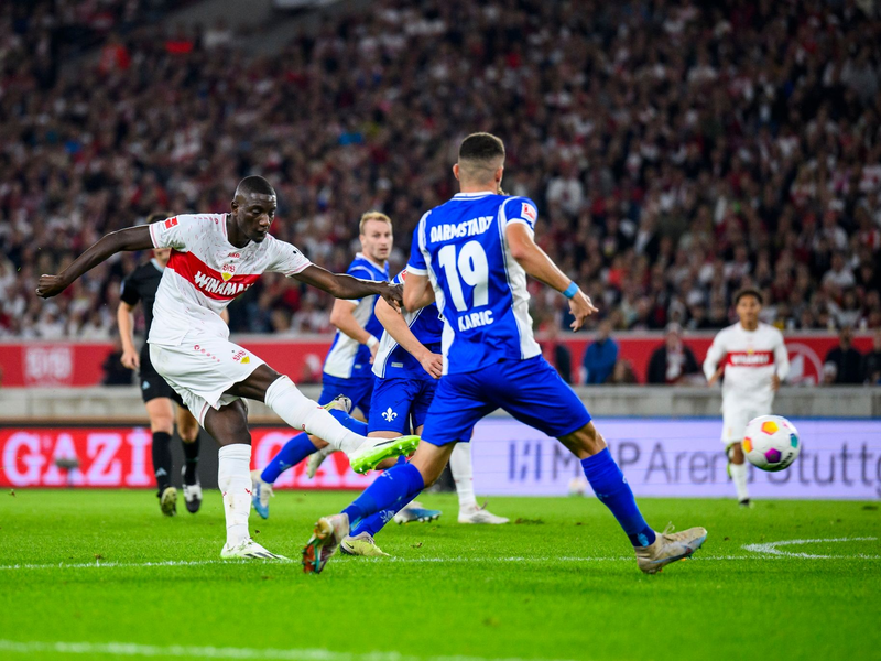 Stuttgarts Serhou Guirassy (l) erzielte beim Sieg gegen Darmstadt seine Saisontore neun und zehn. - Foto: Tom Weller/dpa