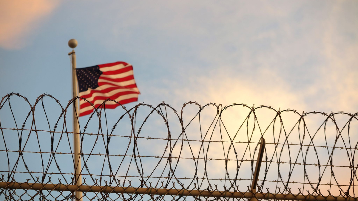 Eine US-amerikanische Flagge weht im Gefangenlager Guantánamo im Wind. - Foto: Maren Hennemuth/dpa