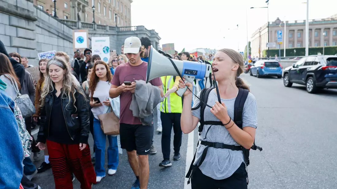 Die schwedische Aktivistin Greta Thunberg und weitere, überwiegend junge Menschen ziehen durch Stockholm. - Bild: Christine Olsson/TT NEWS AGENCY/AP/dpa