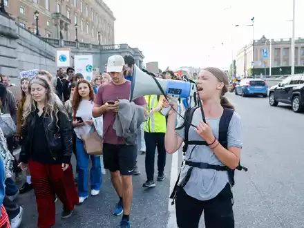 Die schwedische Aktivistin Greta Thunberg und weitere, überwiegend junge Menschen ziehen durch Stockholm. - Foto: Christine Olsson/TT NEWS AGENCY/AP/dpa