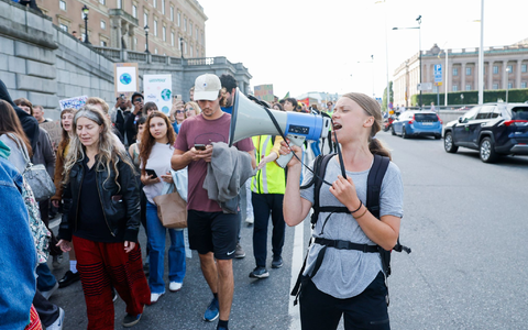 Die schwedische Aktivistin Greta Thunberg und weitere, überwiegend junge Menschen ziehen durch Stockholm. - Foto: Christine Olsson/TT NEWS AGENCY/AP/dpa