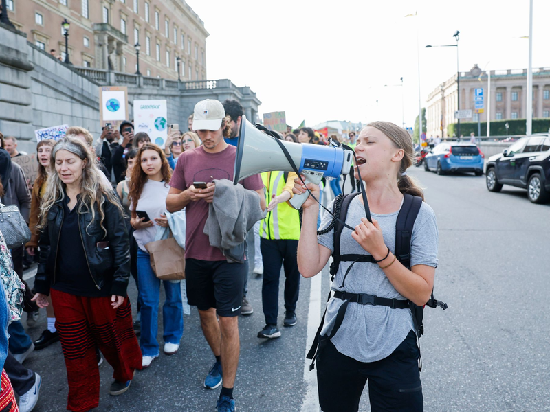 Die schwedische Aktivistin Greta Thunberg und weitere, überwiegend junge Menschen ziehen durch Stockholm. - Foto: Christine Olsson/TT NEWS AGENCY/AP/dpa
