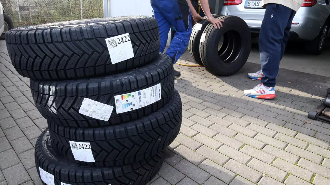 Millionen Autofahrer brauchen neue Winterreifen. - Bild: Wolfgang Kumm/dpa