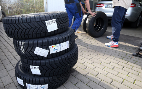 Millionen Autofahrer brauchen neue Winterreifen. - Foto: Wolfgang Kumm/dpa