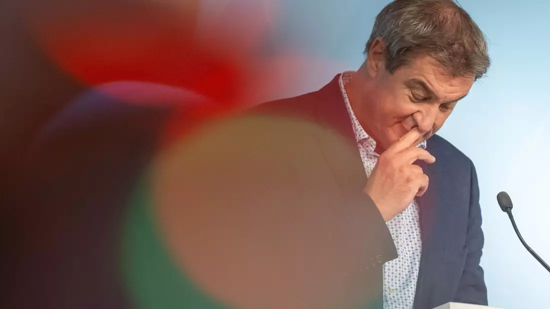 Ministerpräsident Söders Botschaft für den Umgang mit Drohnen ist klar: Abschießen statt Abwarten.  - Bild: Peter Kneffel/dpa