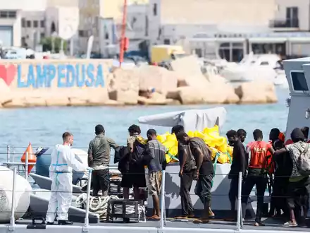 Italien wollte die Asylanträge von auf dem Mittelmeer gestoppten Migranten aus sicheren Herkunftsländern in Albanien prüfen und sie erst dann einreisen lassen. Jetzt äußert sich der EuGH zu einem Aspekt dieses Modells. (Archivbild) - Foto: Cecilia Fabiano/LaPresse/AP/dpa