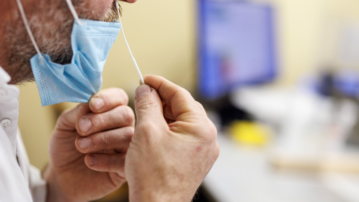 Viele Deutsche machen sich keine Sorgen vor einer möglichen Corona-Ansteckung in diesem Herbst und Winter. - Foto: Matthias Balk/dpa