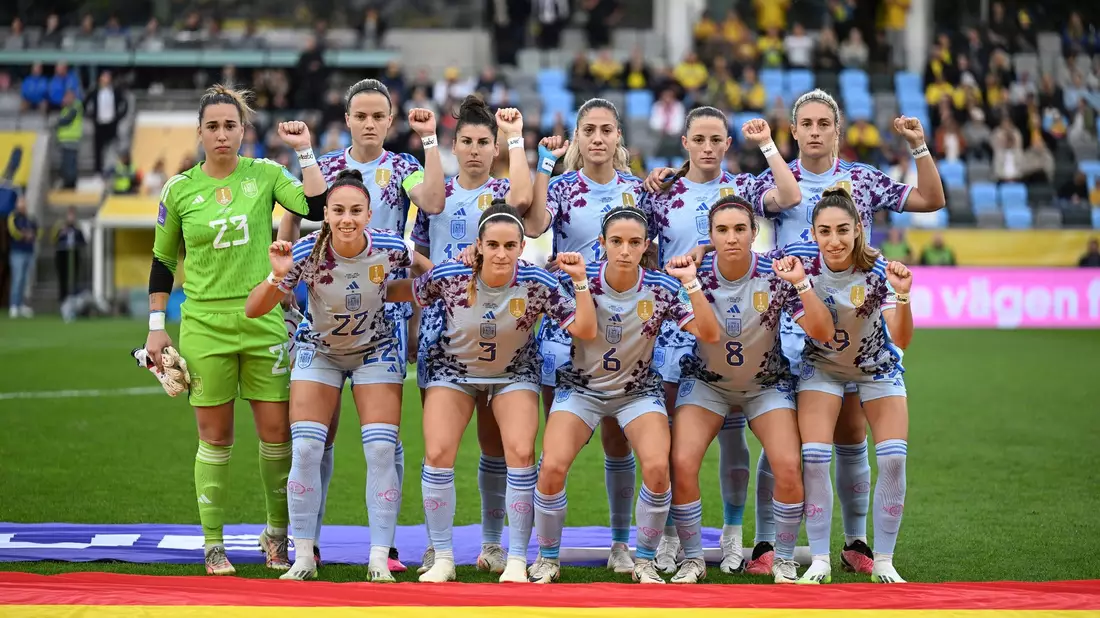 Die spanischen Spielerinnen protestierten beim Teamfoto mit erhobener Faust. - Bild: Bjorn Larsson Rosvall/TT News Agency/AP/dpa