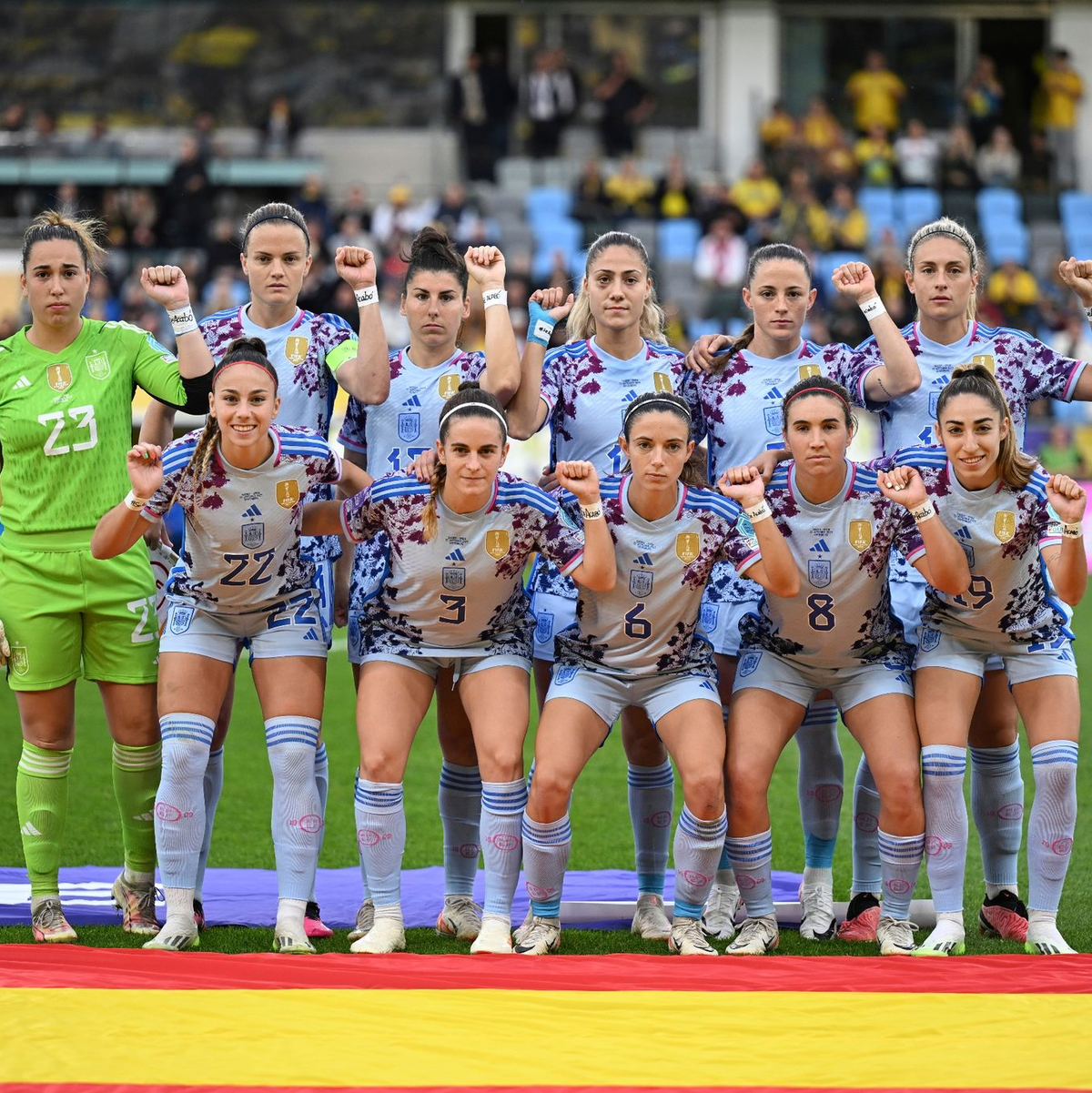 Die spanischen Spielerinnen protestierten beim Teamfoto mit erhobener Faust. - Foto: Bjorn Larsson Rosvall/TT News Agency/AP/dpa