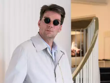 «Es ist tragisch, was passiert ist, und auch zu bereuen»: Marco Goecke im Foyer der Staatsoper Hannover. Der ehemalige Choreograf des Hauses sorgte mit seiner Hundekot-Attacke international für Schlagzeilen. - Foto: Christophe Gateau/dpa