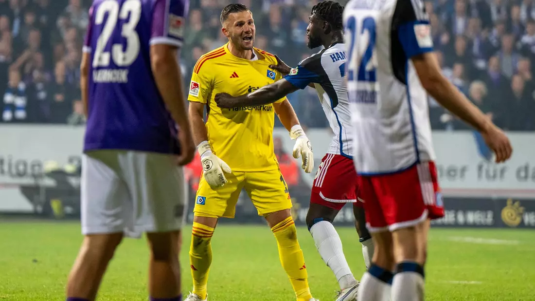 HSV-Torwart Daniel Heuer Fernandes ist nach der 1:2-Niederlage in Osnabrück mächtig sauer. - Bild: David Inderlied/dpa
