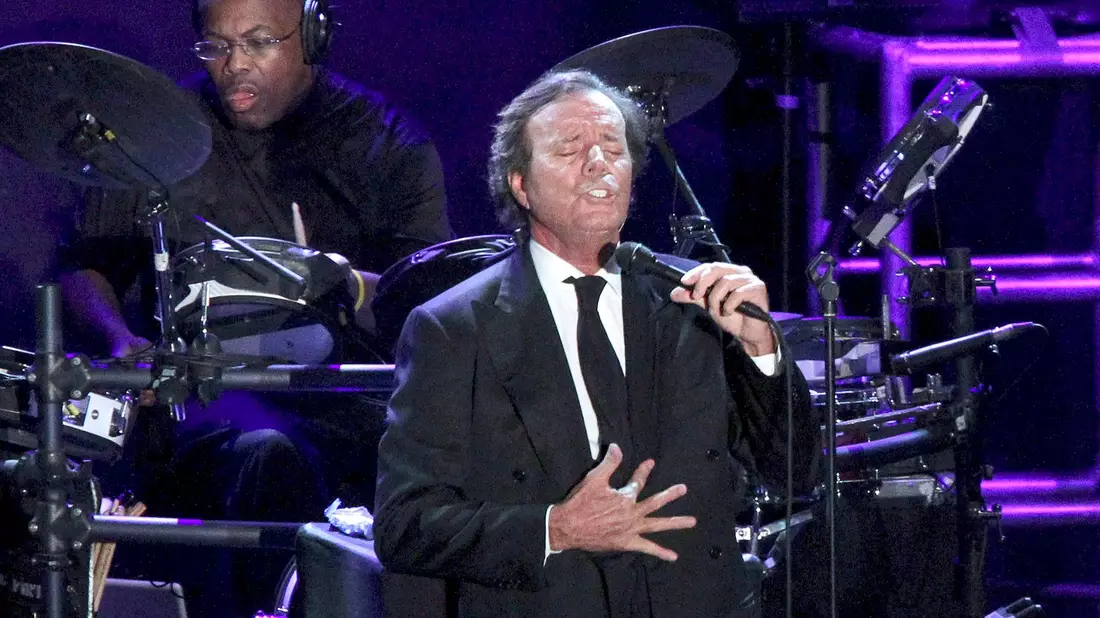 Julio Iglesias bei einem Konzert im Jahr 2010. Der spanische Schlagerstar feiert seinen 80. Geburtstag. - Bild: Daniel Perez/efe/epa/dpa